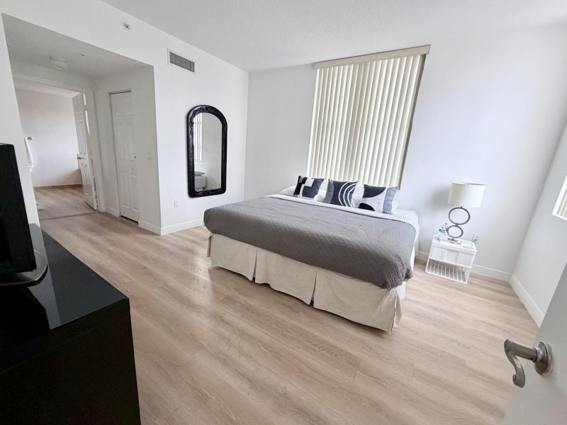 Apartment for rent at Puerta De Palmas 1015
