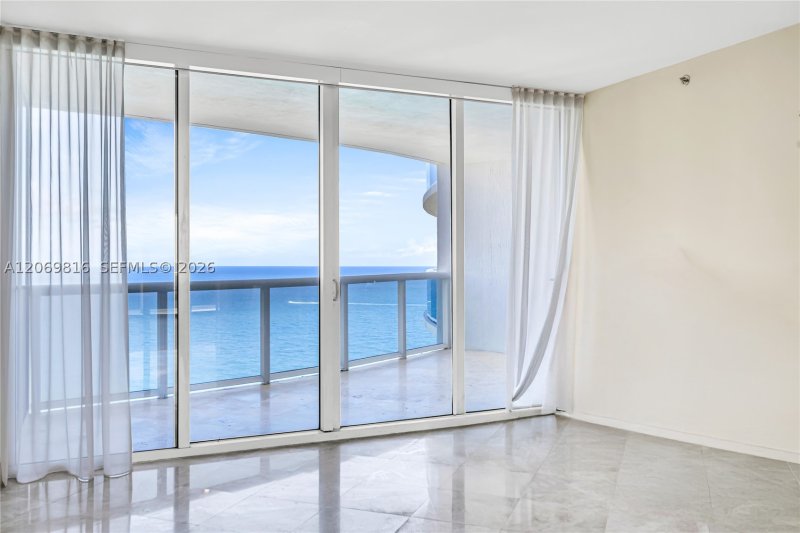 Comprar apartamento no Ocean Three 2906