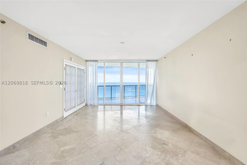 Comprar apartamento no Ocean Three 2906