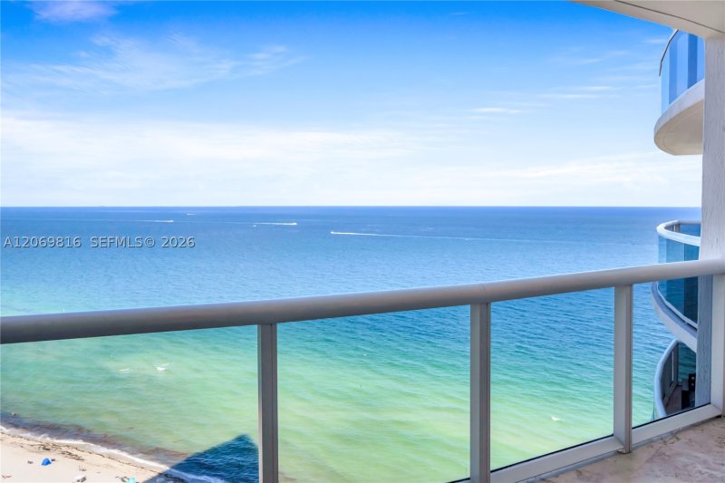 Comprar apartamento no Ocean Three 2906