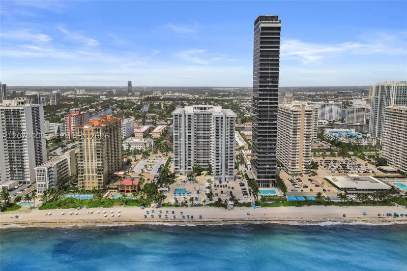 Condo for sale at Parker Plaza Estates 512