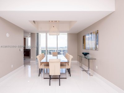 Comprar apartamento no Trump Tower Two 2504