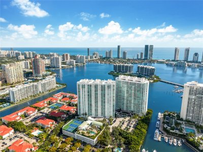 Comprar apartamento no Peninsula II 1607
