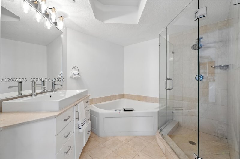Condo for sale at Grand Venetian 604