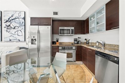 Comprar apartamento no Brickell on the River South 710