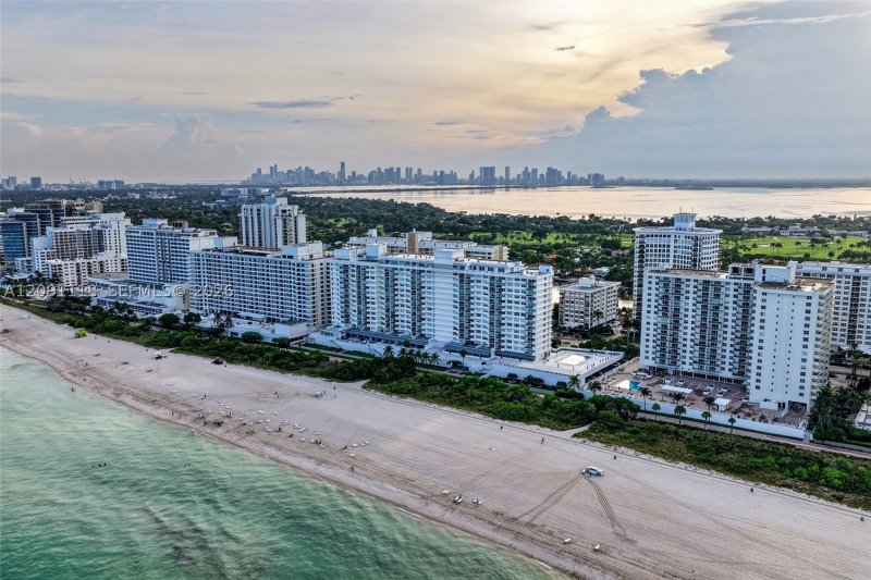 Condo for sale at Pavilion 1716