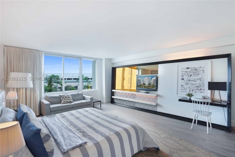 Condo for sale at Mondrian 1115