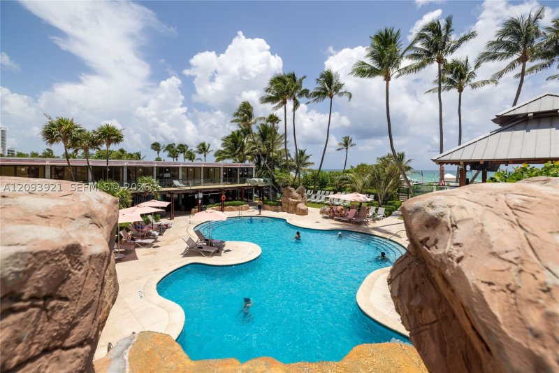 Condo for sale at The Alexander 1114