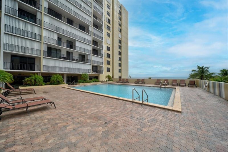 Condo for sale at Crystal Tower 809