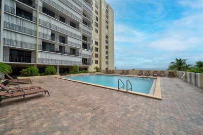 Comprar apartamento en Crystal Tower 809