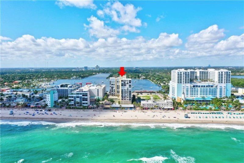 Condo for sale at Crystal Tower 809