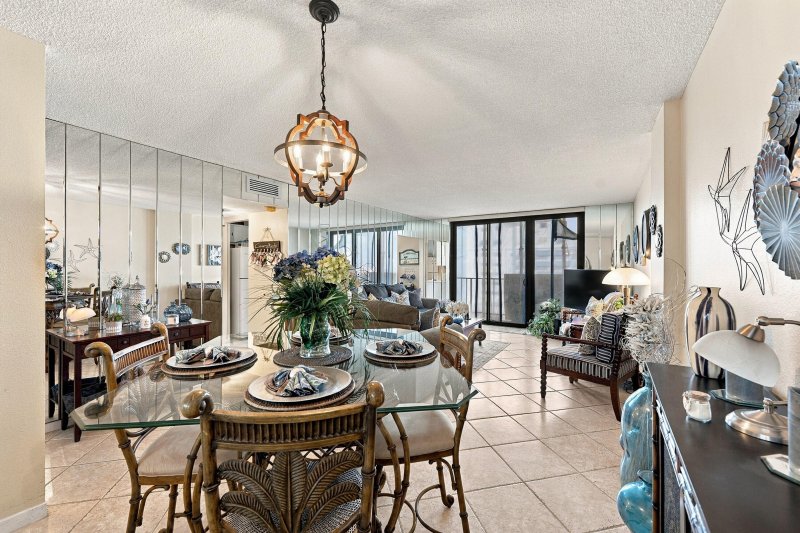 Condo for sale at Crystal Tower 809