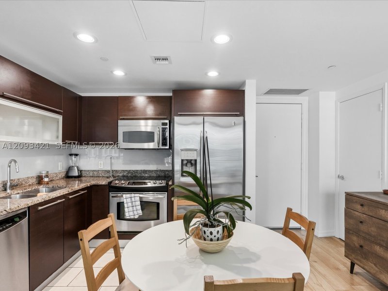 Condo for sale at The Plaza Tower I 1208