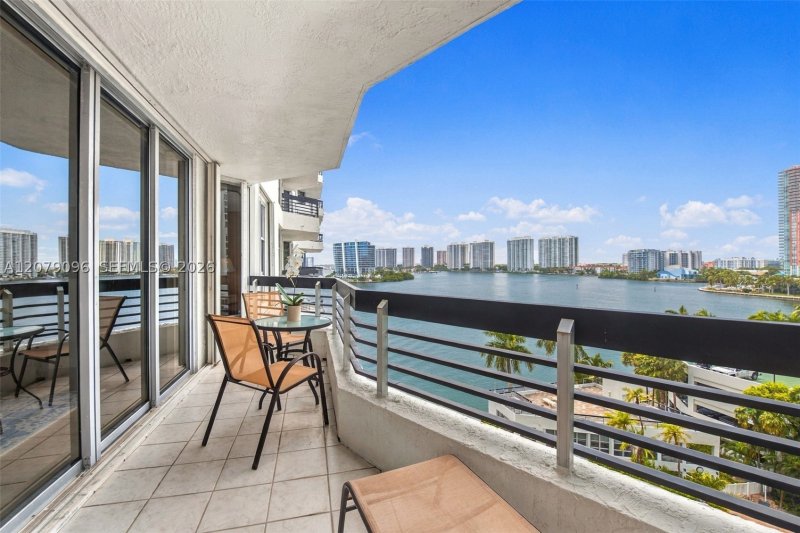 Condo for sale at Mystic Pointe 300 903