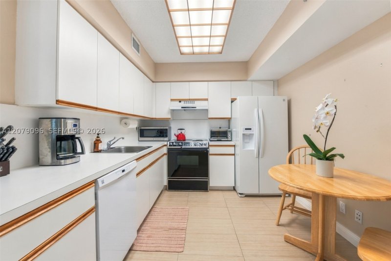 Condo for sale at Mystic Pointe 300 903