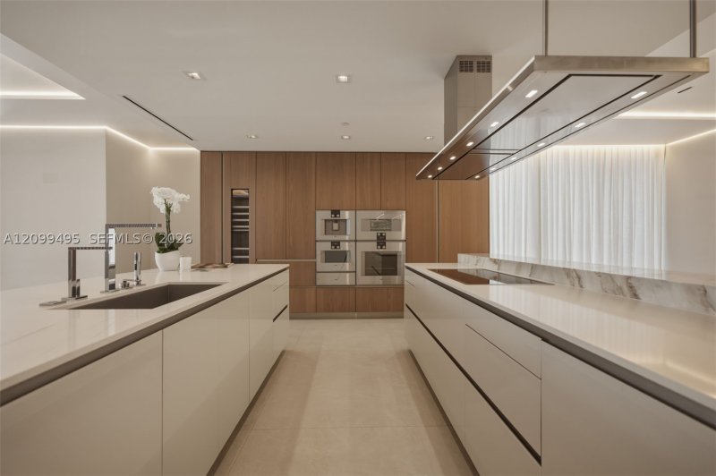 Apartment for rent at Turnberry Ocean Club 1404