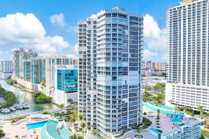 Condo for sale at Oceania 3 738