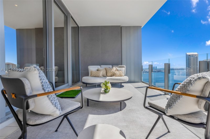 Comprar apartamento en Aston Martin Residences 3002E