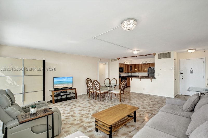 Comprar apartamento no Bayview Towers B805