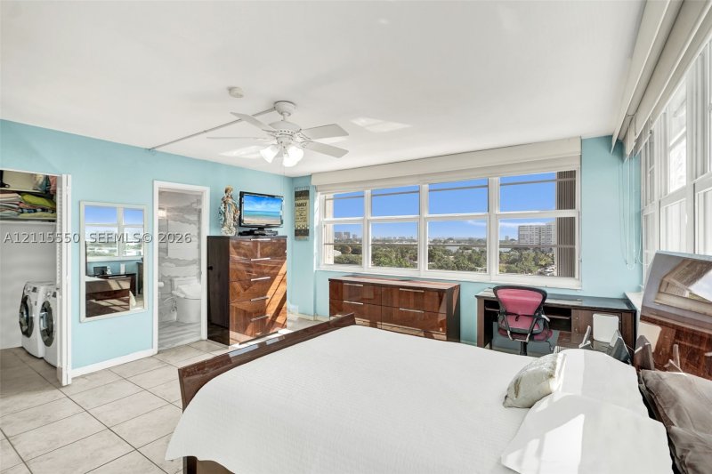 Comprar apartamento no Bayview Towers B805