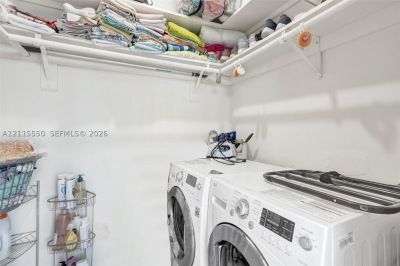 Comprar apartamento no Bayview Towers B805