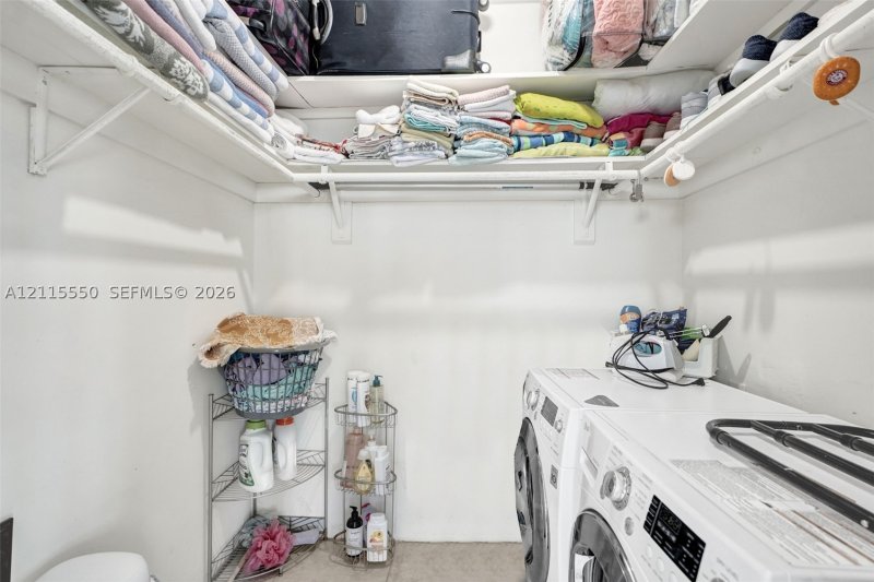Comprar apartamento no Bayview Towers B805