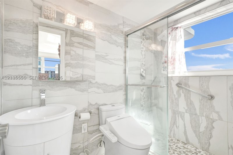 Comprar apartamento no Bayview Towers B805
