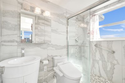 Comprar apartamento no Bayview Towers B805