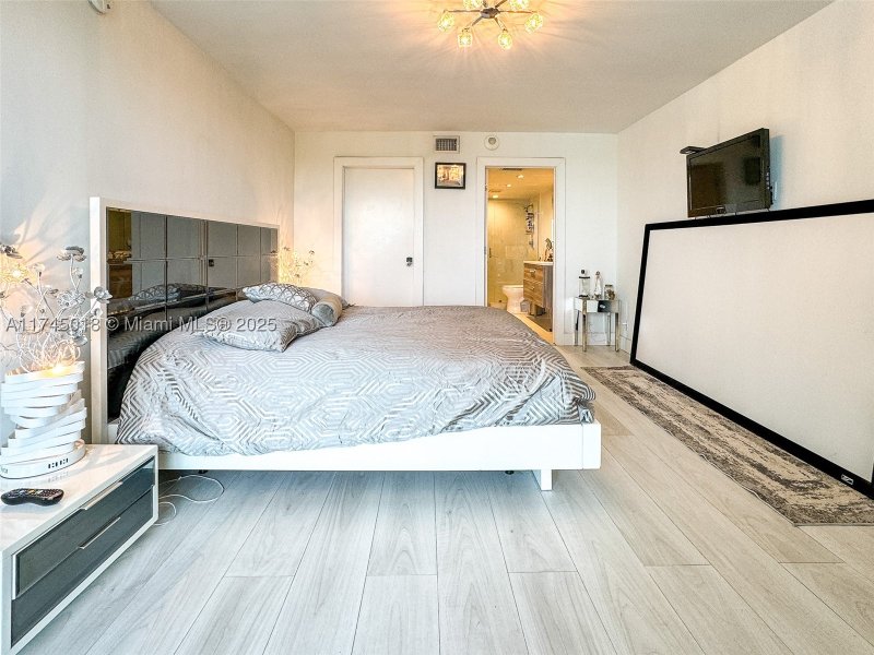Condo for sale at Arlen House 721