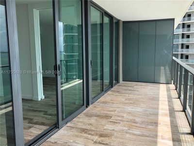 Comprar apartamento no Paraiso Bay Miami 2006
