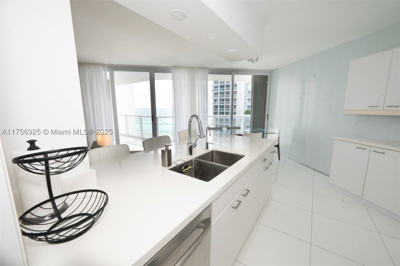 Condo for sale at Oceania 2 728