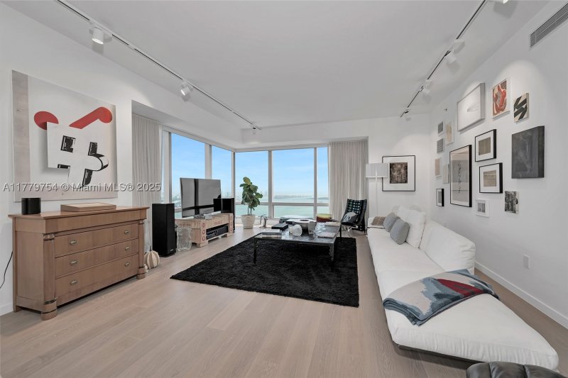 Condo for sale at Four Seasons Millenium Tower I 61E