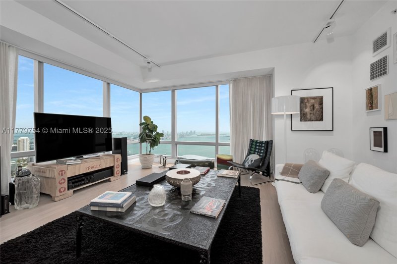 Condo for sale at Four Seasons Millenium Tower I 61E