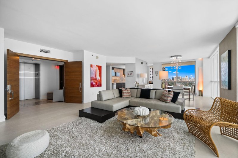 Condo for sale at Las Olas Beach Club 1806