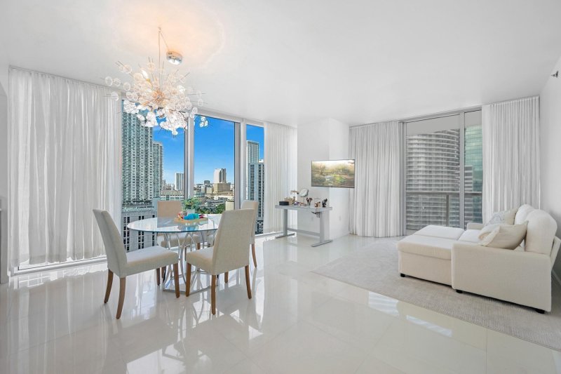 Condo for sale at Icon Brickell Tower I 1815