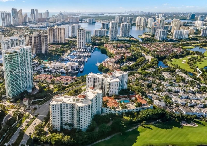 Comprar apartamento no Turnberry Village PH01