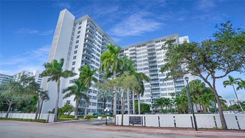 Condo for sale at Coral Ridge Towers South 109