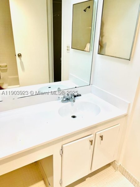 Condo for sale at Winston Towers MO-3