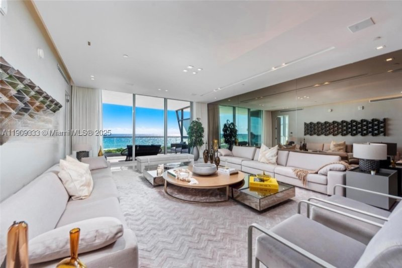 Condo for sale at FENDI Chateau Residences 304
