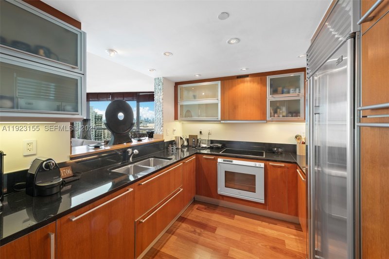 Apartment for rent at Setai 1706
