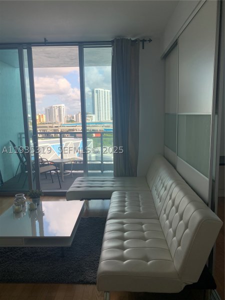 Condo for sale at The Ivy 1211