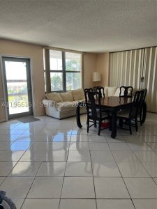Comprar apartamento no Four Winds Condo 302