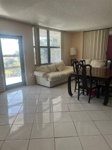 Comprar apartamento no Four Winds Condo 302