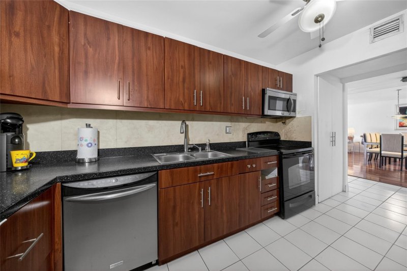 Condo for sale at Olympus Towers 406