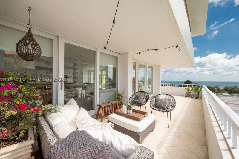 Condo for sale at Commodore Club South 401