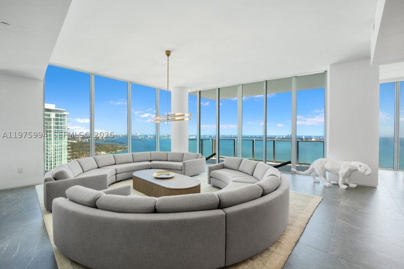 Comprar apartamento en Biscayne Beach UPH-4602