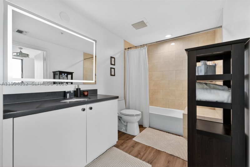 Condo for sale at The Ivy 1105