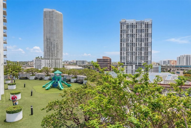 Condo for sale at The Ivy 1105