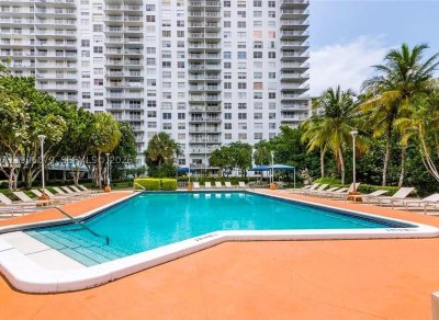 Comprar apartamento en Admirals Port Condos 906E