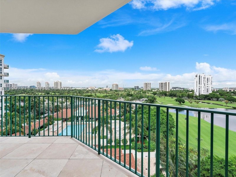 Comprar apartamento no Turnberry Village 1102